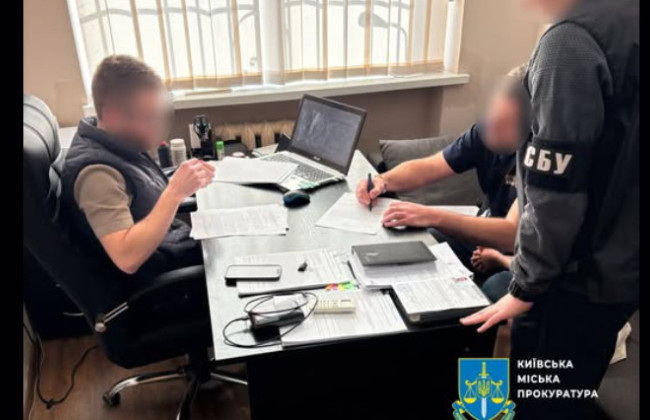 Чиновник госпредприятия выплатил более 2,2 млн грн зарплаты сотрудникам, которые находились за границей