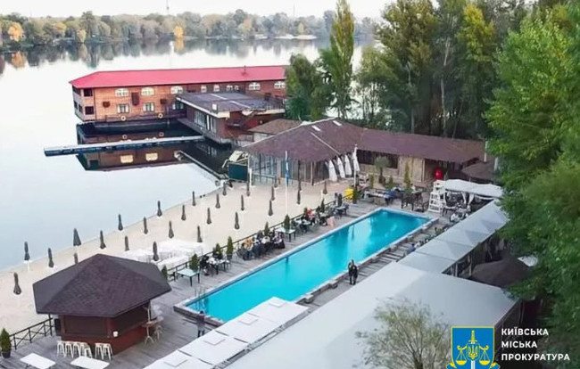 В Киеве суд обязал снести гостинично-ресторанный комплекс на берегу Днепра