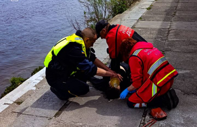В Киеве женщина упала с Пешеходного моста в Днепр с помощью пешеходного моста