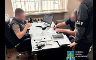 Чиновник госпредприятия выплатил более 2,2 млн грн зарплаты сотрудникам, которые находились за границей