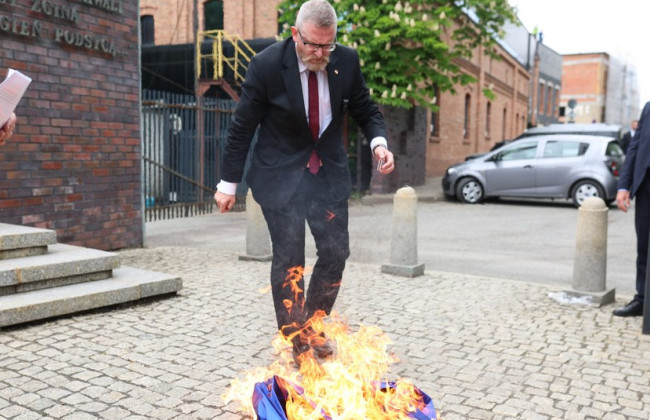 Это Польша, а не Брюссель — кандидат в президенты Польши вытер обувь флагом ЕС