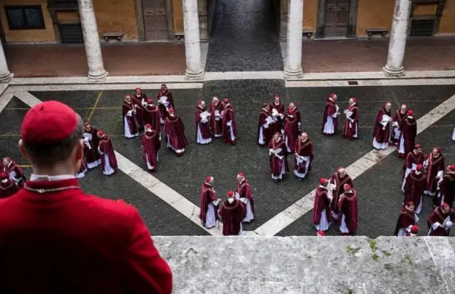В Ватикане начинаются выборы нового Папы Римского – что значит дым из трубы