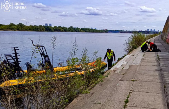 Трагедия в Киеве — женщина упала с Пешеходного моста и погибла