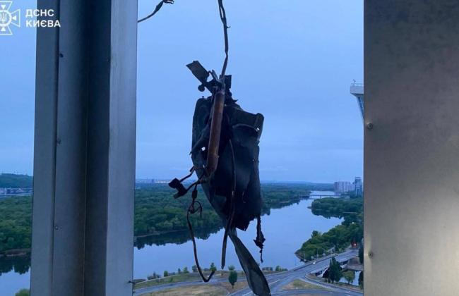 Над Киевом сбили баллистическую ракету — обломки упали в Соломенском районе