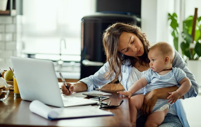 Нужно ли в графике работы указывать декретниц и работников в отпуске по уходу за ребенком —разъяснение