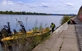 Трагедия в Киеве — женщина упала с Пешеходного моста и погибла
