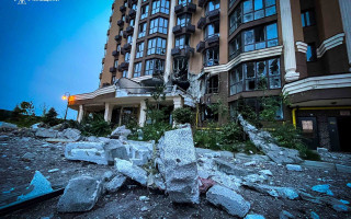 У Софіївській Борщагівці під Києвом внаслідок атаки шахедами пошкоджено 10-поверхівку, фото