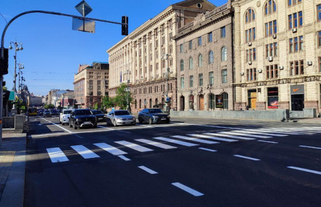 У Києві на Хрещатику з’явився новий наземний пішохідний перехід