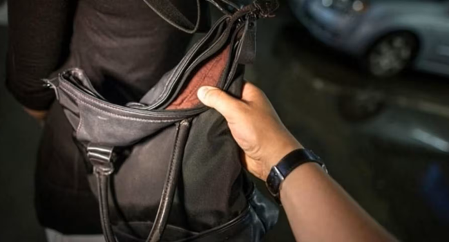 В Житомирской области грабитель, который находился на испытательном сроке, напал в подъезде на мужчину, ударил и ограбил