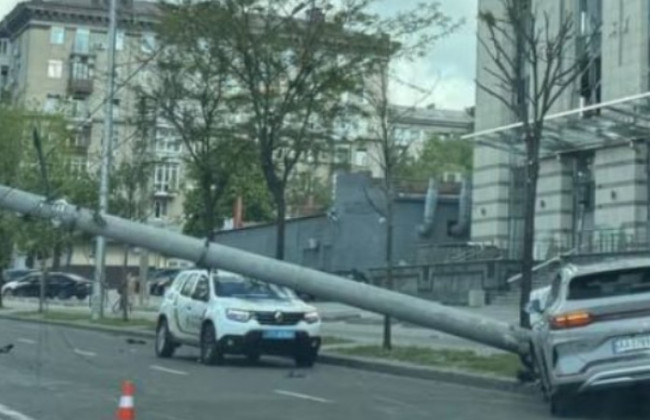 В Киеве водитель врезался в электроопору — некоторые троллейбусы теперь курсируют с изменениями