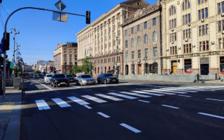 У Києві на Хрещатику з’явився новий наземний пішохідний перехід