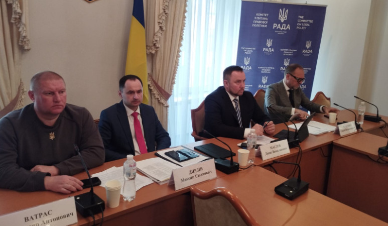 Суддів зможуть відряджати безстроково, дозволять повторну участь кандидатам, які провалили іспит, і спростять вимоги до тесту з історії української державності – комітет рекомендував законопроект