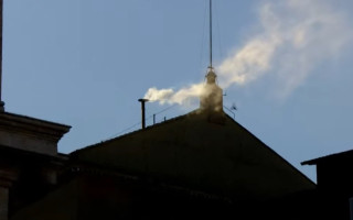 У Ватикані обрали нового Папу Римського — з димаря Сикстинської каплиці пішов білий дим