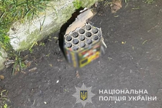 В Одессе двое мужчин во время ракетной атаки запустили фейерверки за деньги