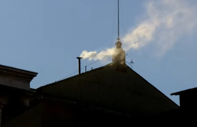 У Ватикані обрали нового Папу Римського — з димаря Сикстинської каплиці пішов білий дим