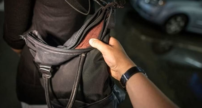 В Житомирской области грабитель, который находился на испытательном сроке, напал в подъезде на мужчину, ударил и ограбил