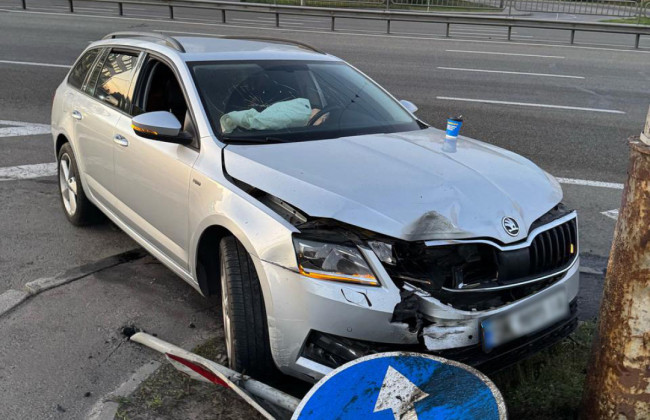 В Киеве работник СТО украл автомобиль и врезался в столб