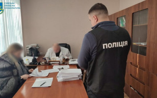 В Сумской области разоблачили медика, который за взятку обещал «найти» нужное заболевание у сына своей родственницы
