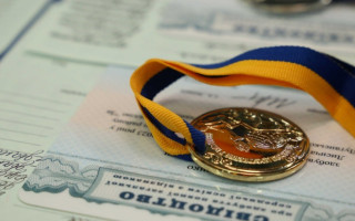 В МОН разъяснили, кто из выпускников получит свидетельство с отличием – теперь без медалей