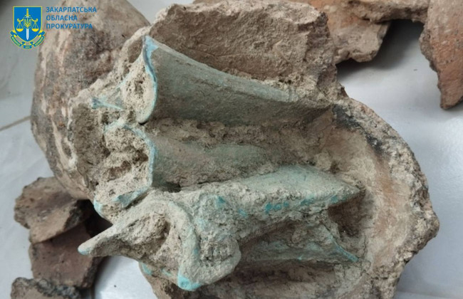 Ужгородец пытался продать через интернет бронзовые топоры-кельты XII-IX веках до нашей эры