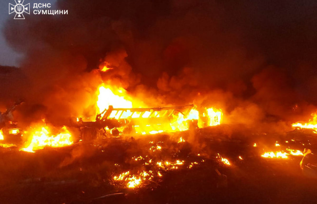 На Сумщині лоб у лоб зіткнулися дві вантажівки, під уламки потрапив легковик