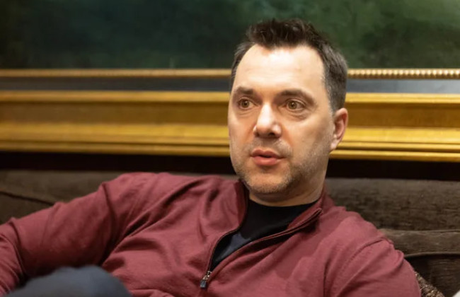 YouTube заблокировал каналы Арестовича, Бондаренко и других подсанкционных лиц