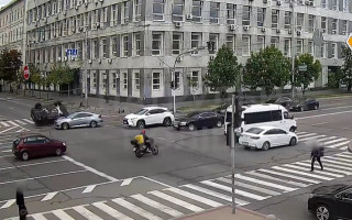 У Києві сталася ДТП з перекиданням — момент аварії потрапив на відео