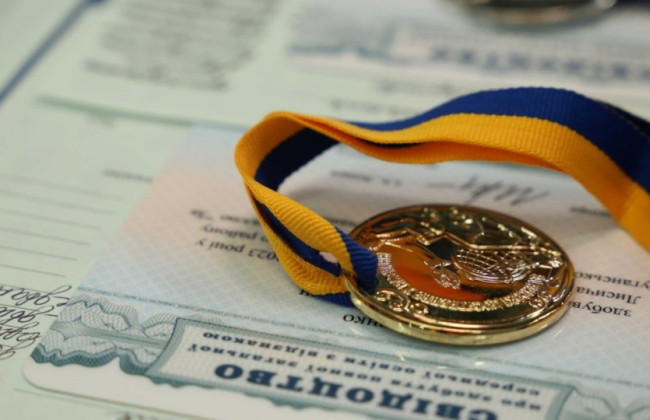 В МОН разъяснили, кто из выпускников получит свидетельство с отличием – теперь без медалей