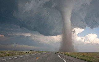 Торнадо на Дніпропетровщині зніс кришу будинку – відео