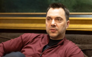 YouTube заблокировал каналы Арестовича, Бондаренко и других подсанкционных лиц