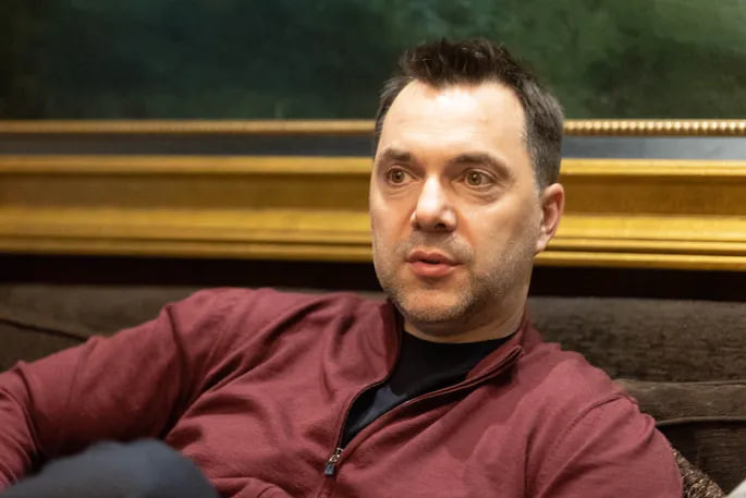 YouTube заблокировал каналы Арестовича, Бондаренко и других подсанкционных лиц
