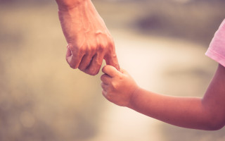 Львівський суд скасував заборону на виїзд для чоловіка з дитиною на руках