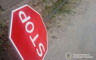 Ночные развлечения со знаком STOP – в Кременце трое подростков поломали дорожные знаки