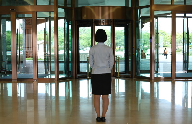 У Китаї працівницю звільнили за те, що вона шість разів пішла з роботи на хвилину раніше — жінка виграла суд