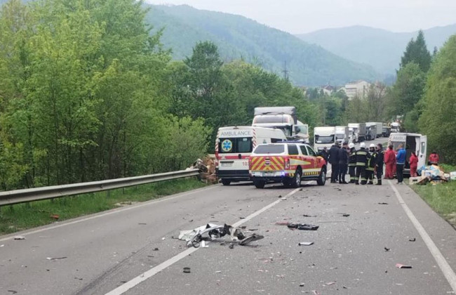 На Львовщине микроавтобус столкнулся с двумя грузовиками