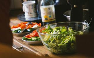 Сімейна драма на Черкащині: жінка вдарила ножем чоловіка, бо йому не сподобався салат