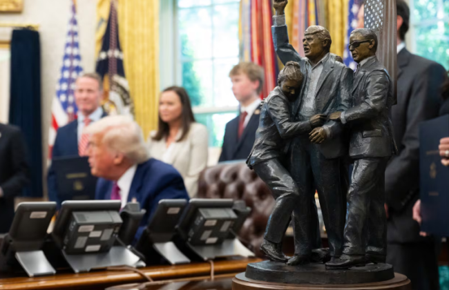 В Овальном кабинете заметили статую, изображающую покушение на Трампа