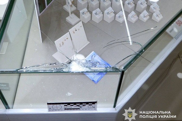 На Житомирщині чоловік намагався пограбувати ювелірний магазин, погрожуючи працівникам дерев’яною палицею