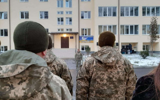Компенсація за житло військовим є можливою лише у порядку черговості та на підставі рішення житлової комісії – Верховний Суд