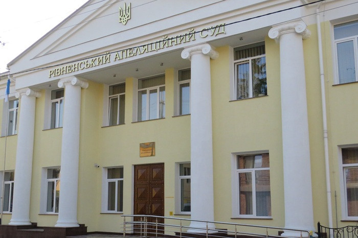 Апелляционный суд отменил штраф 3400 грн для продавца жидкости для электронных сигарет из-за недоказанности факта нарушения