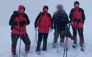 На Говерле спасатели эвакуировали туриста, который не смог самостоятельно сойти из-за непогоды