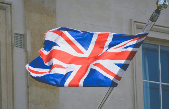 Британия вводит жесткие правила для мигрантов: без идеального английского и 10 лет стажа — никакого права остаться