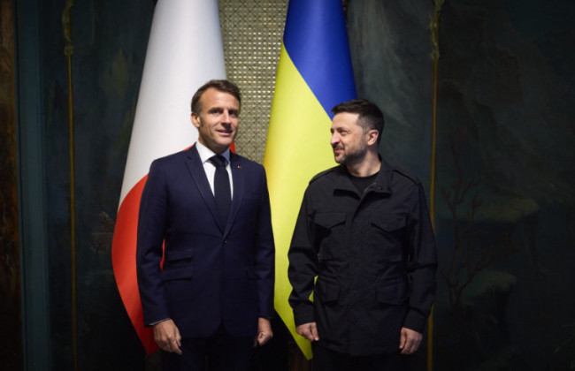 Макрон проведет разговор с Зеленским и другими коллегами относительно прекращения огня