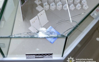 В Житомирской области мужчина пытался ограбить ювелирный магазин, угрожая работникам деревянной палкой