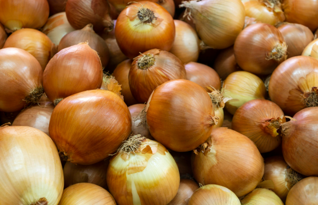 В Україні стрімко дорожчає цибуля: ціна зросла на 13% за тиждень