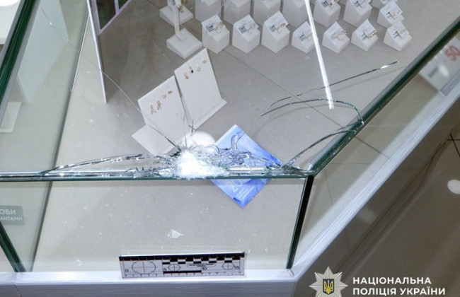 В Житомирской области мужчина пытался ограбить ювелирный магазин, угрожая работникам деревянной палкой