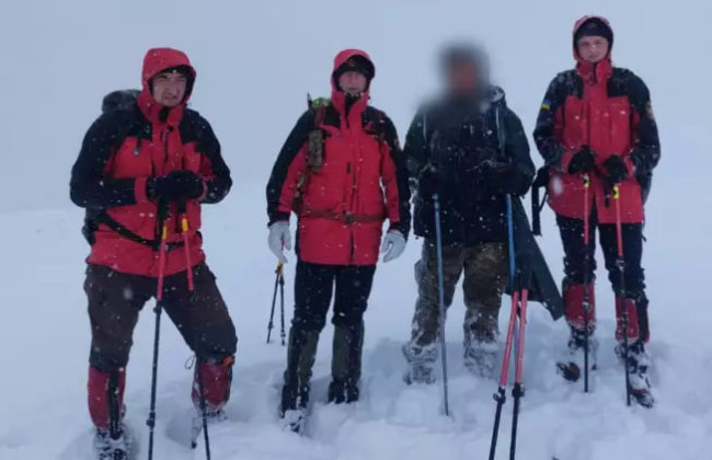 На Говерле спасатели эвакуировали туриста, который не смог самостоятельно сойти из-за непогоды