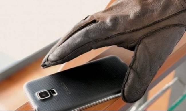 В Житомирской области женщина во время визита украла у знакомых телефоны и 6000 гривен — суд избрал ей меру пресечения