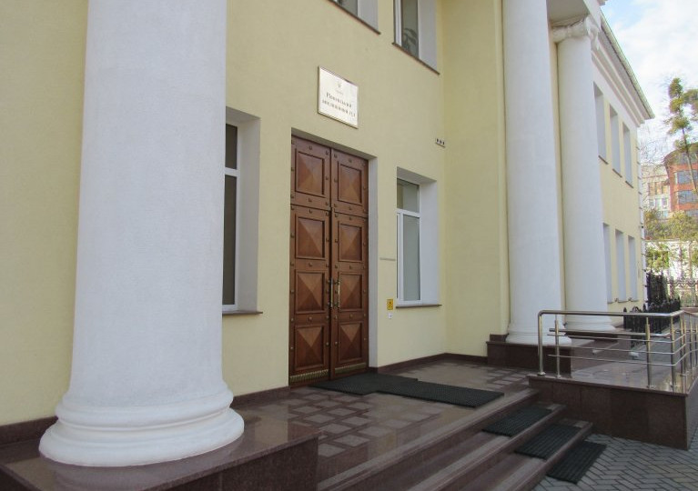 Суд отменил штраф продавщице за продажу алкоголя несовершеннолетнему из Ровно из-за отсутствия доказательств