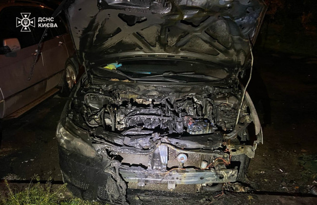 Из-за возгорания мусора в контейнерах в Киеве вспыхнул автомобиль, фото